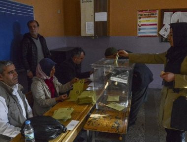 Τα ΜΜΕ της Τουρκίας δίνουν στην δημοσιότητα βίντεο με τις νοθείες των ψηφοδελτίων (βίντεο)